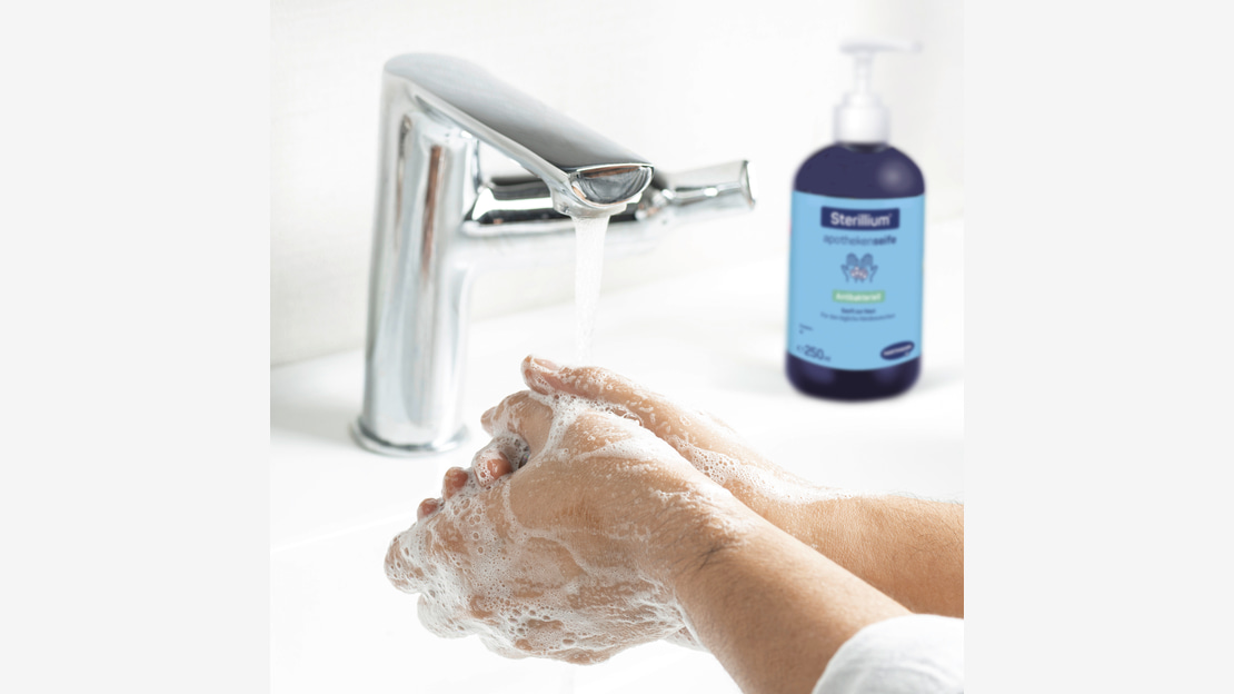 Application_Sterillium_apothekenseife_981955_Haende_waschen_0925.