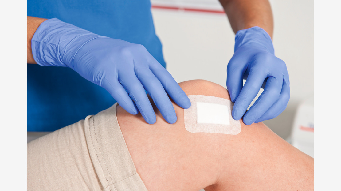 The sterile wound dressing Cosmopor is highly absorbent and does not stick to the wound due to the innovative hydrophobic microgrid layer.