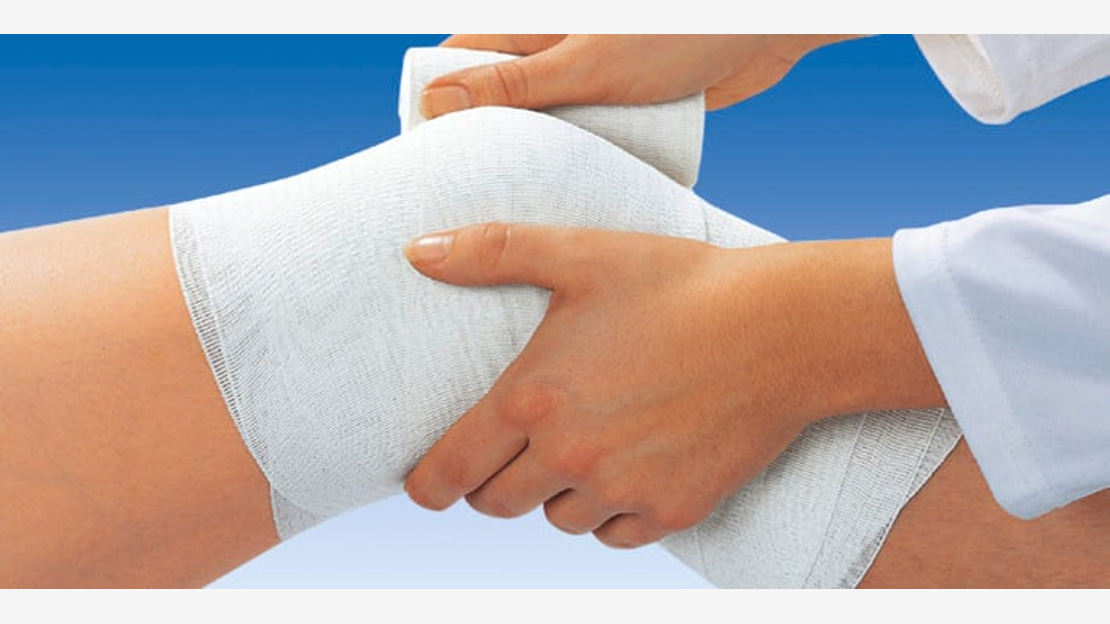 The permanently elastic multi-purpose short-stretch bandage Idealflex universal is especially breathable and skin-friendly.