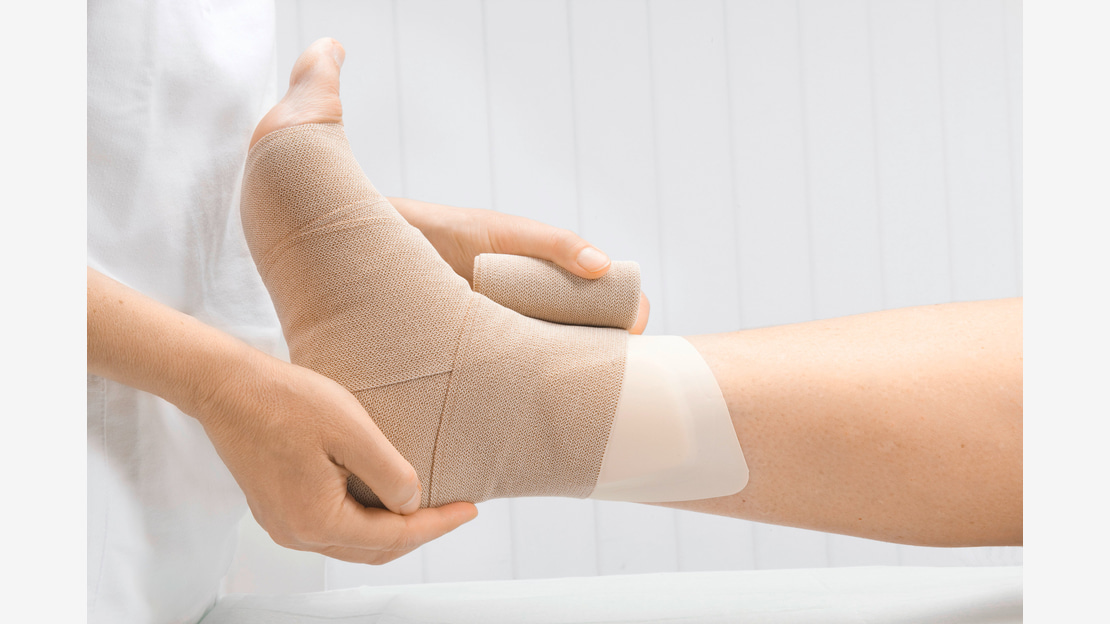 Due to the length and widthwise elastic material, PütterFlex is easy to apply, adapts well to the form of the leg and reduces the formation of wrinkles - particularly at the ankle which increases the mobility and wearing comfort.