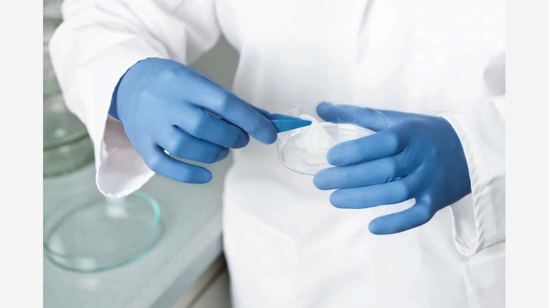 Qualified as a protective glove (PPE category III), Peha-soft nitrile powderfree offers slash protection against concentrated disinfectants, chemicals and cytostatics. Peha-soft nitrile powderfree offers also high protection against microorganisms.