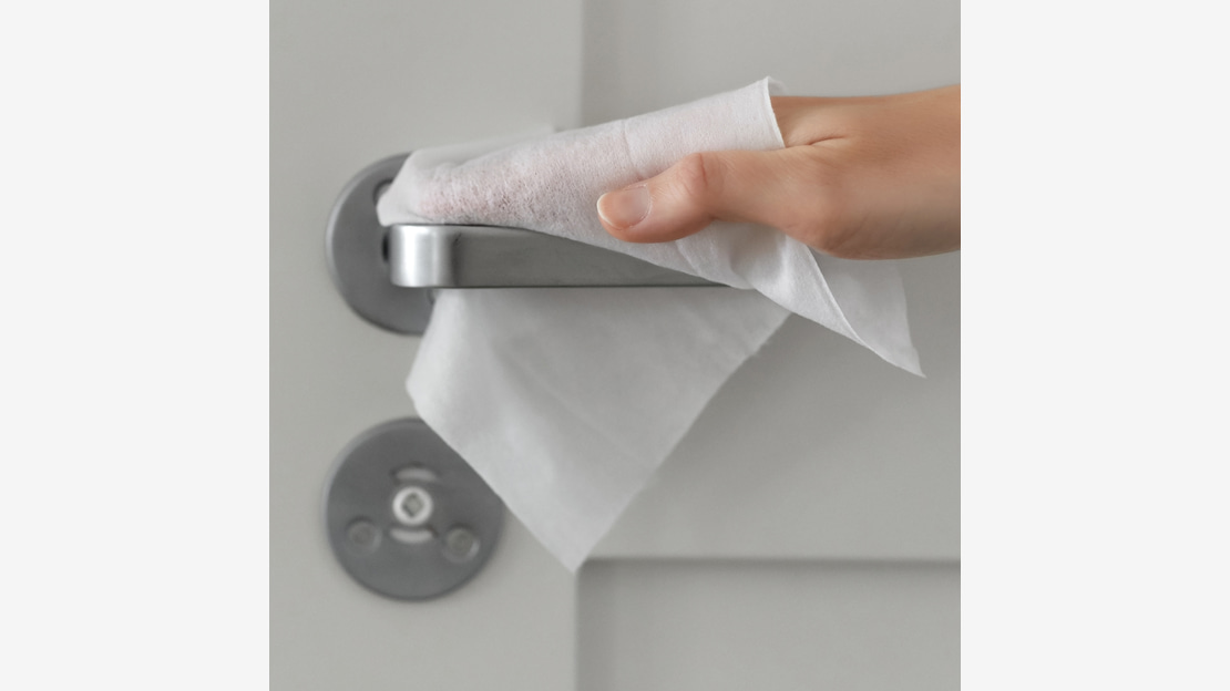 Sterillium® 2 in 1 wipes Anwendungsbild