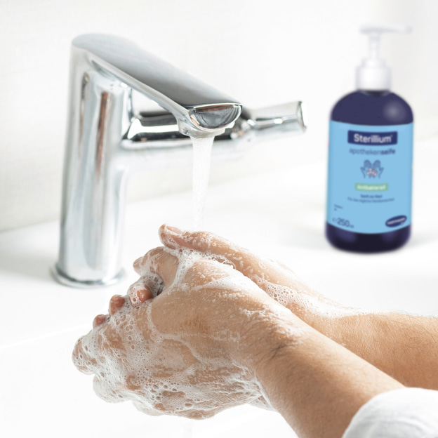 Application_Sterillium_apothekenseife_981955_Haende_waschen_0925.