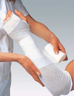 Due to the soft and skin friendly material Rolta soft is the ideal padding bandage for patients with sensitive skin.