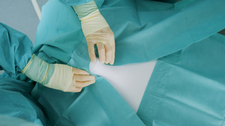 Foliodrape Protect Plus Split Sheet adhesive_Applied on patient