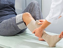 Due to the counter-rotated bandaging technique according to Pütter, good decongestion of the subfascial veins can be achieved.