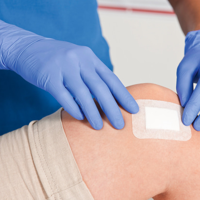 The sterile wound dressing Cosmopor is highly absorbent and does not stick to the wound due to the innovative hydrophobic microgrid layer.