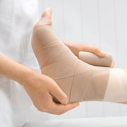 Due to the length and widthwise elastic material, PütterFlex is easy to apply, adapts well to the form of the leg and reduces the formation of wrinkles - particularly at the ankle which increases the mobility and wearing comfort.