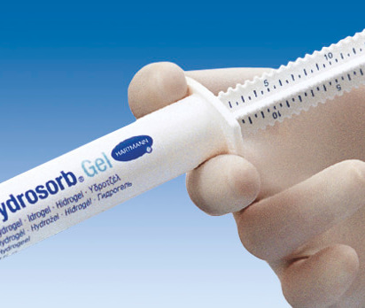 Using a syringe, Hydrosorb Gel is applied directly to the wound, neatly and precisely, and application errors are avoided.