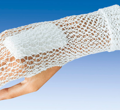 Stülpa-fix tubular net bandage in use