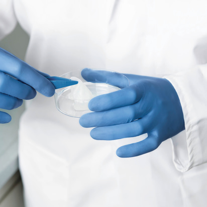 Qualified as a protective glove (PPE category III), Peha-soft nitrile powderfree offers slash protection against concentrated disinfectants, chemicals and cytostatics. Peha-soft nitrile powderfree offers also high protection against microorganisms.