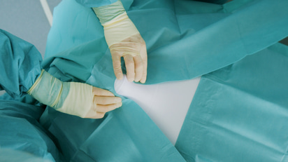 Foliodrape Protect Plus Split Sheet adhesive_Applied on patient
