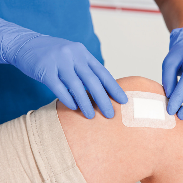 The sterile wound dressing Cosmopor is highly absorbent and does not stick to the wound due to the innovative hydrophobic microgrid layer.