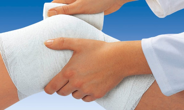 The permanently elastic multi-purpose short-stretch bandage Idealflex universal is especially breathable and skin-friendly.