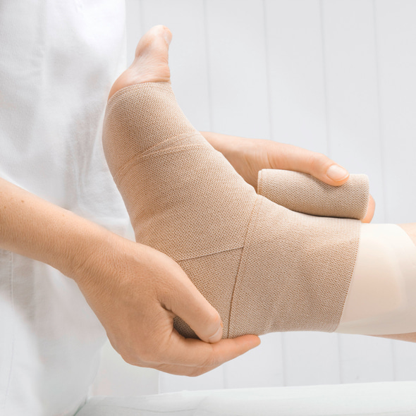 Due to the length and widthwise elastic material, PütterFlex is easy to apply, adapts well to the form of the leg and reduces the formation of wrinkles - particularly at the ankle which increases the mobility and wearing comfort.
