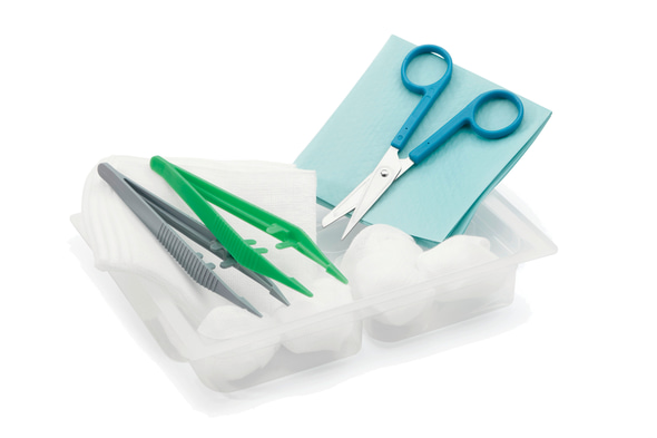 Abbildung Schere, Tupferklemme und Tupfer mit Verpackung