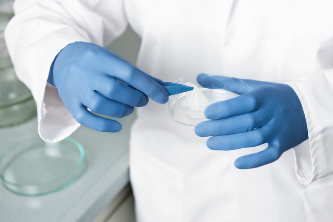 Qualified as a protective glove (PPE category III), Peha-soft nitrile powderfree offers slash protection against concentrated disinfectants, chemicals and cytostatics. Peha-soft nitrile powderfree offers also high protection against microorganisms.